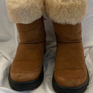 NWT size 7 uggs chestnut suede with decorative laces and beads in back.
